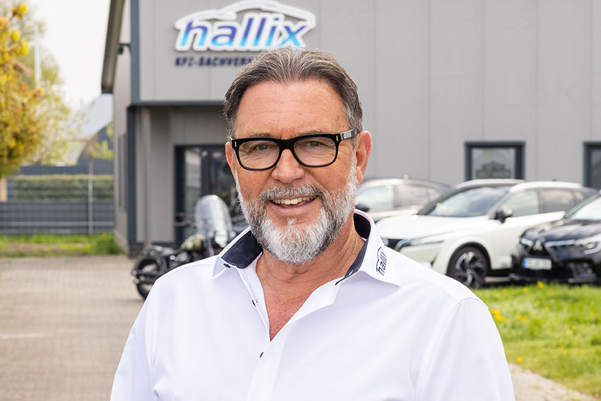 Oliver Hallix<br />
KFZ-Sachverständiger